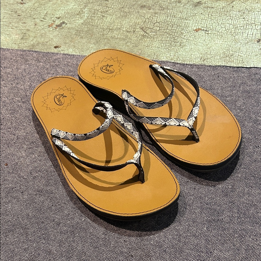 Chaco EcoTread Flip Flops Snake Print Straps Women’s Sandals Tan 8